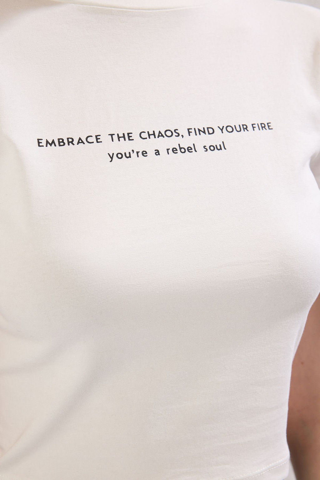 TRENDYOLMILLA Ekru Slogan Bask?l? Crop Fitted/Vucuda Oturan Orme T-Shirt TWOSS25TS00037  фото 3