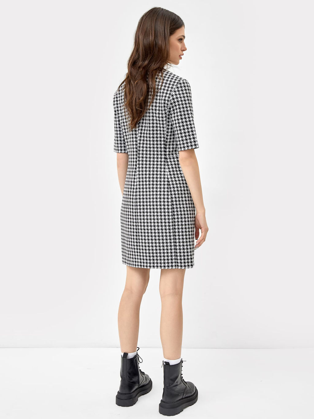 Платье-футляр в мелкий черно-белый рисунок черно -белая пепита 152548