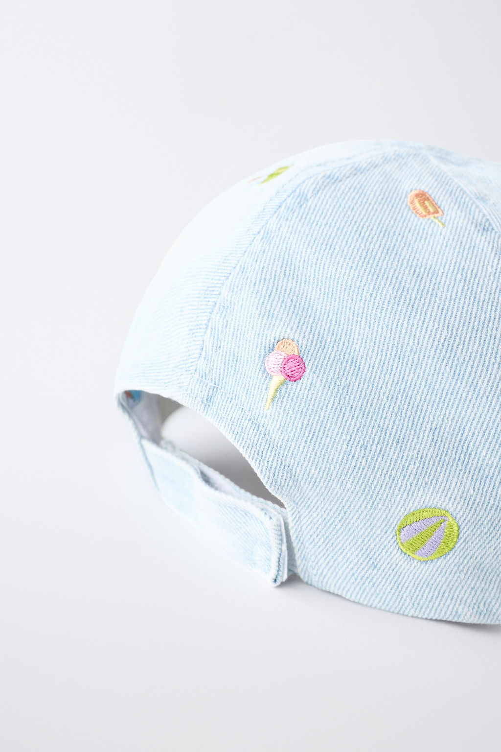 GORRA DENIM BORDADOS VERANO / Azul claro