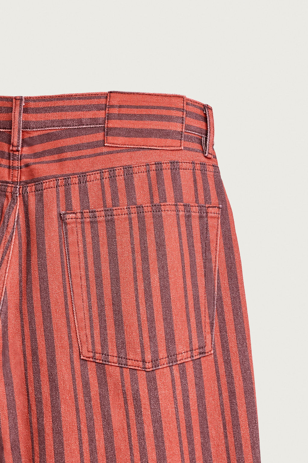 PANTAL?N STRAIGHT FIT RAYAS / Rojo