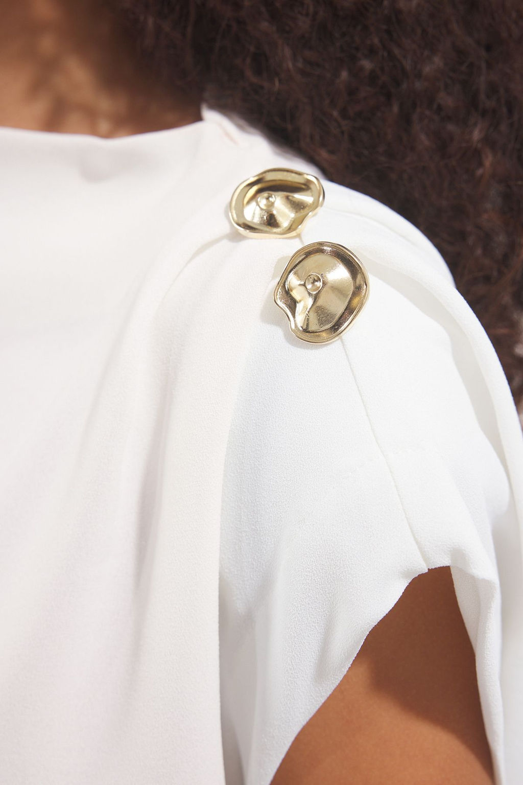 Trendyolmilla Beyaz Fitted Buzgu ve Dugme Detayl? Dik Yaka Dokuma Bluz TWOSS25BZ00525