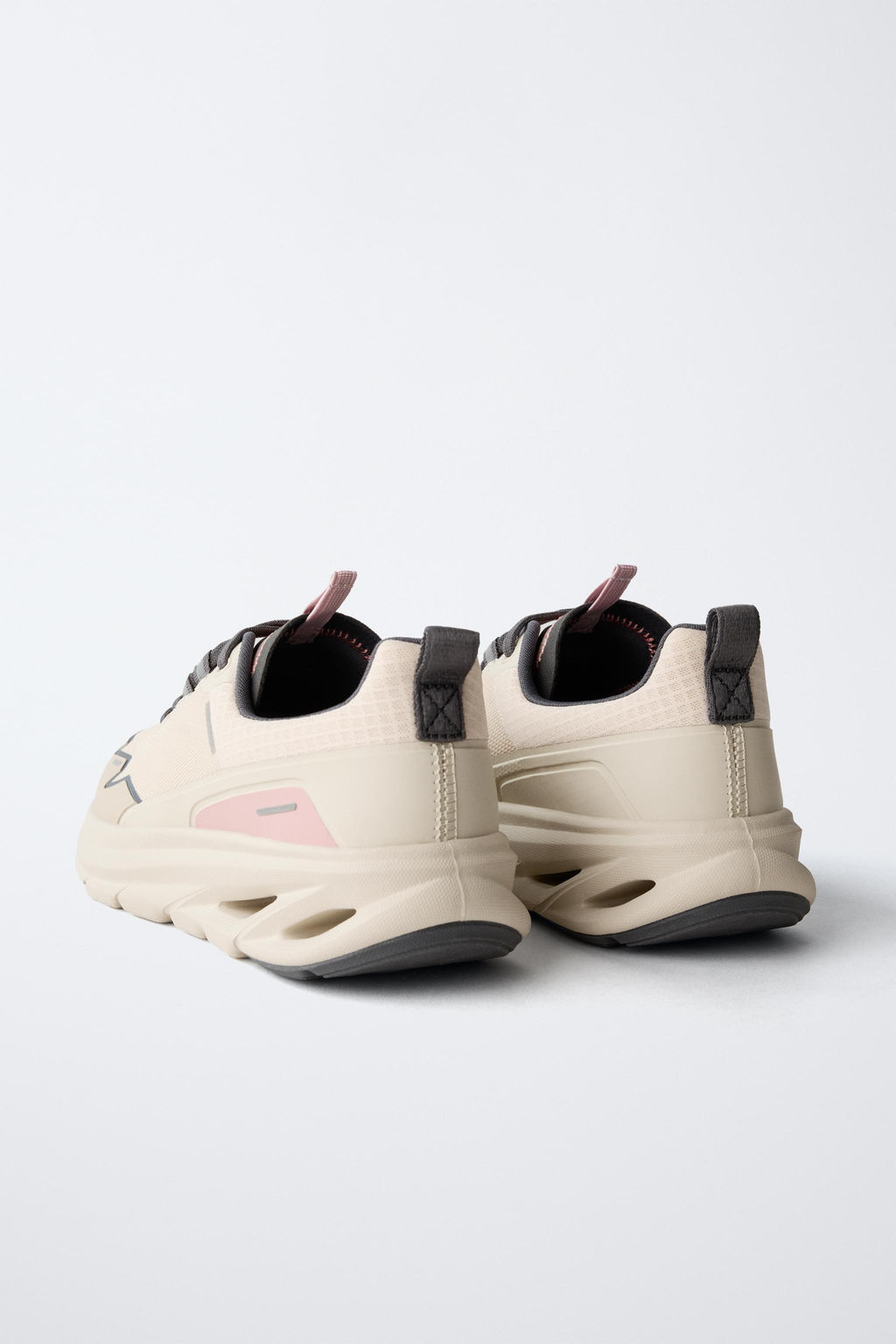TRAINERS WITH SOLE DETAIL