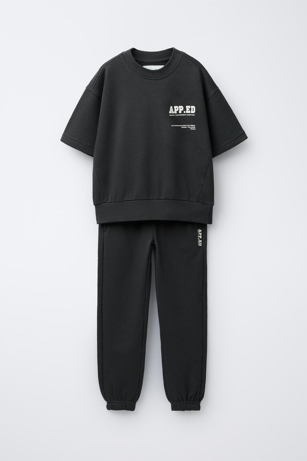 SHORT SLEEVE SWEATSHIRT AND TEXT JOGGERS SET