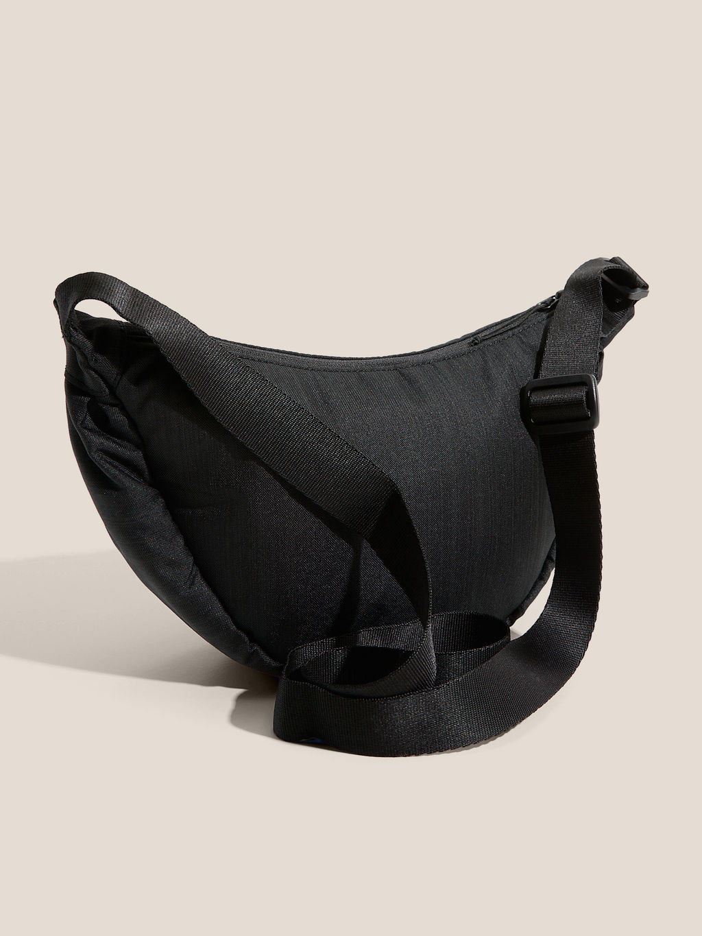 Женская сумка через плечо PUMA BASE Half Moon Bag Артикул 4558137, черный