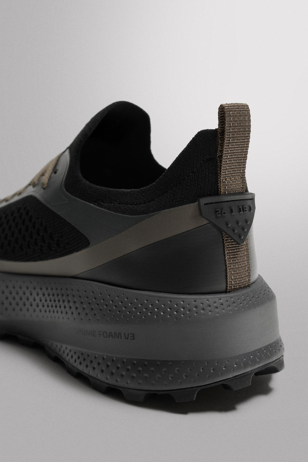 ZAPATILLA DE CORRER TRAIL / Negro