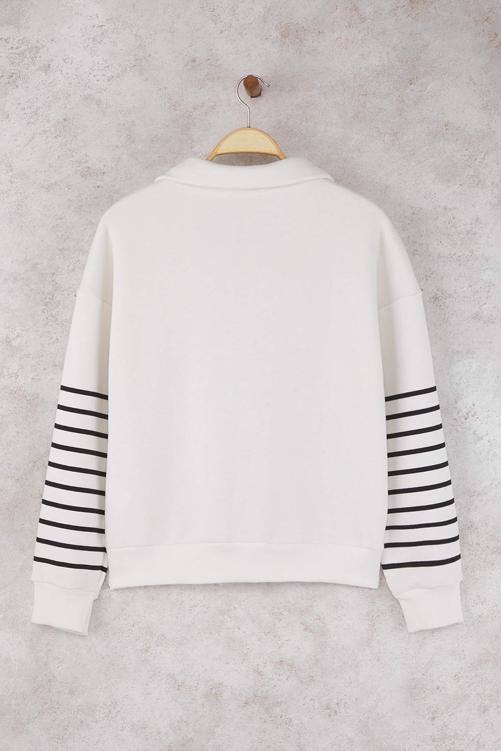 Ekru Cizgili Oversize/Genis Kal?p Fermuarl? Kal?n Ici Polarl? Orme Sweatshirt TWOAW26SW00044