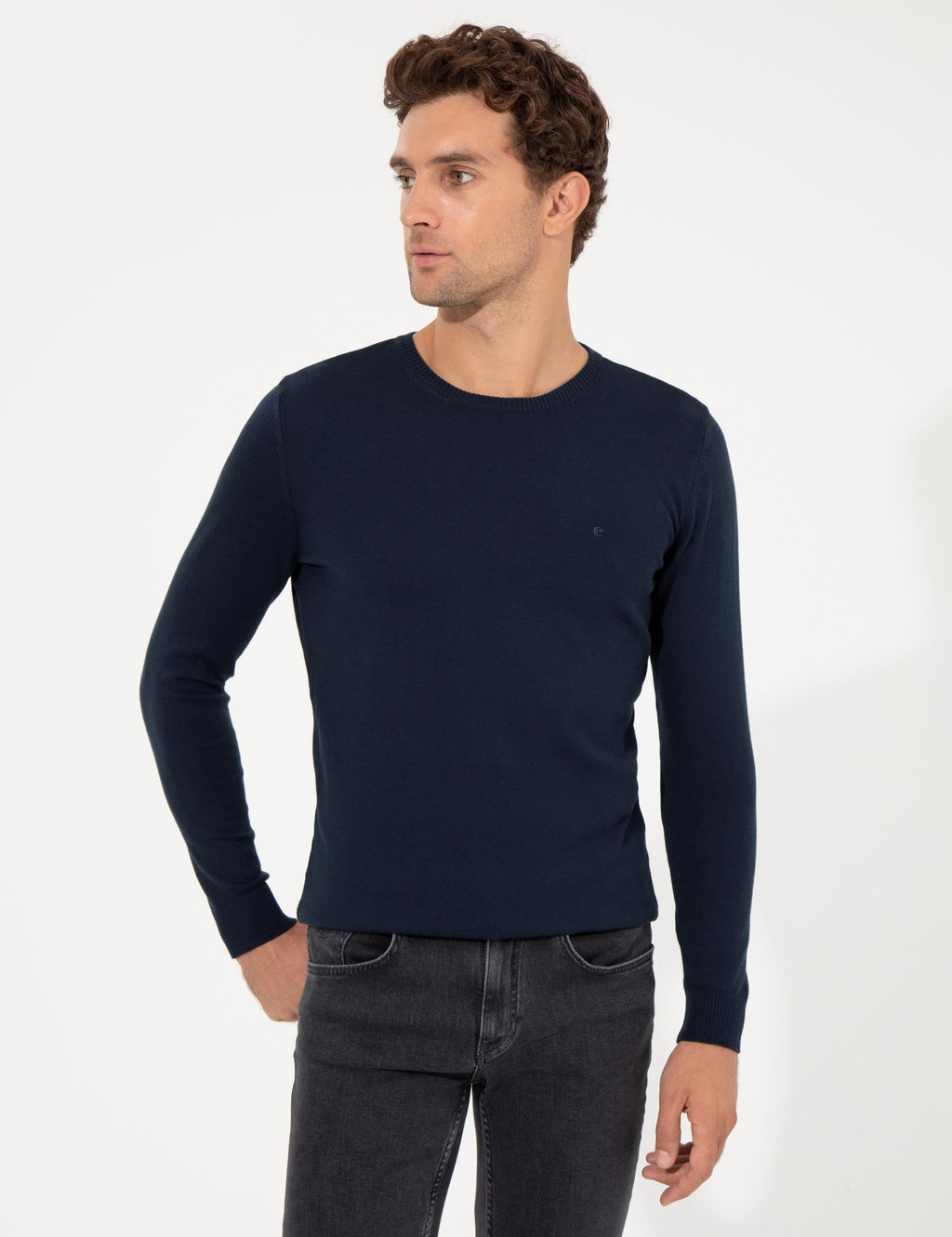 Базовый трикотажный свитер приталенного кроя темно-синего цвета с круглым вырезом - Cacharel фото 4