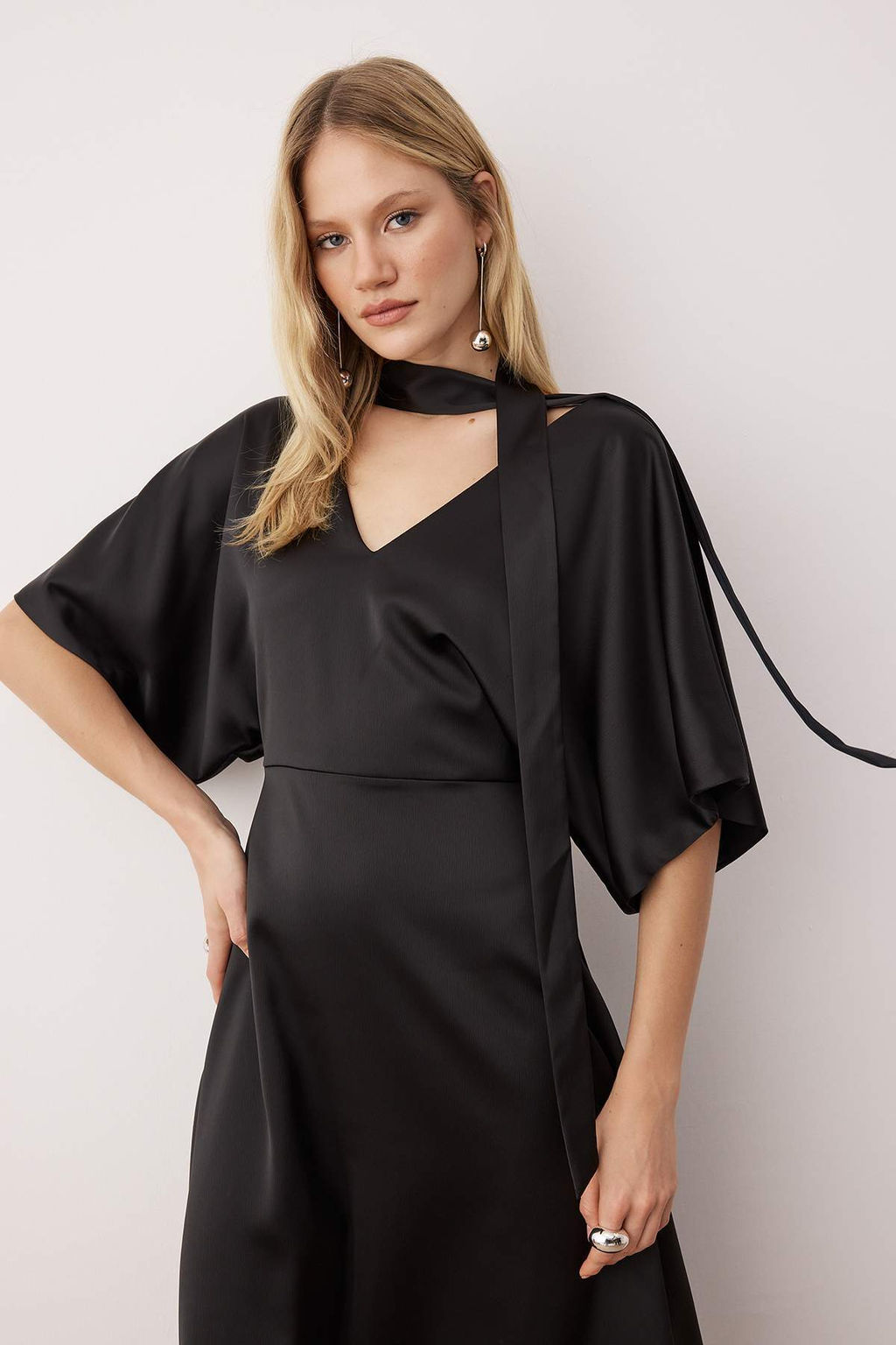 Siyah Duz Fularl? Midi Dokuma Elbise TWOAW26EL00277 - Trendyolmilla фото 2