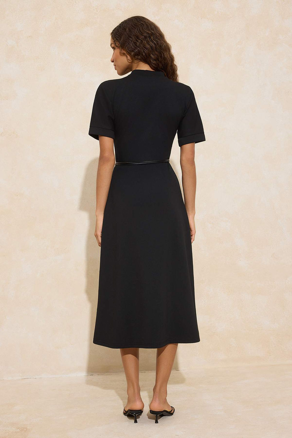 Siyah A-Kesim/Can Form Dik Yaka K?sa Kollu Kemerli Midi Interlok Orme Elbise TWOSS26EL00109 - Trendyolmilla фото 4