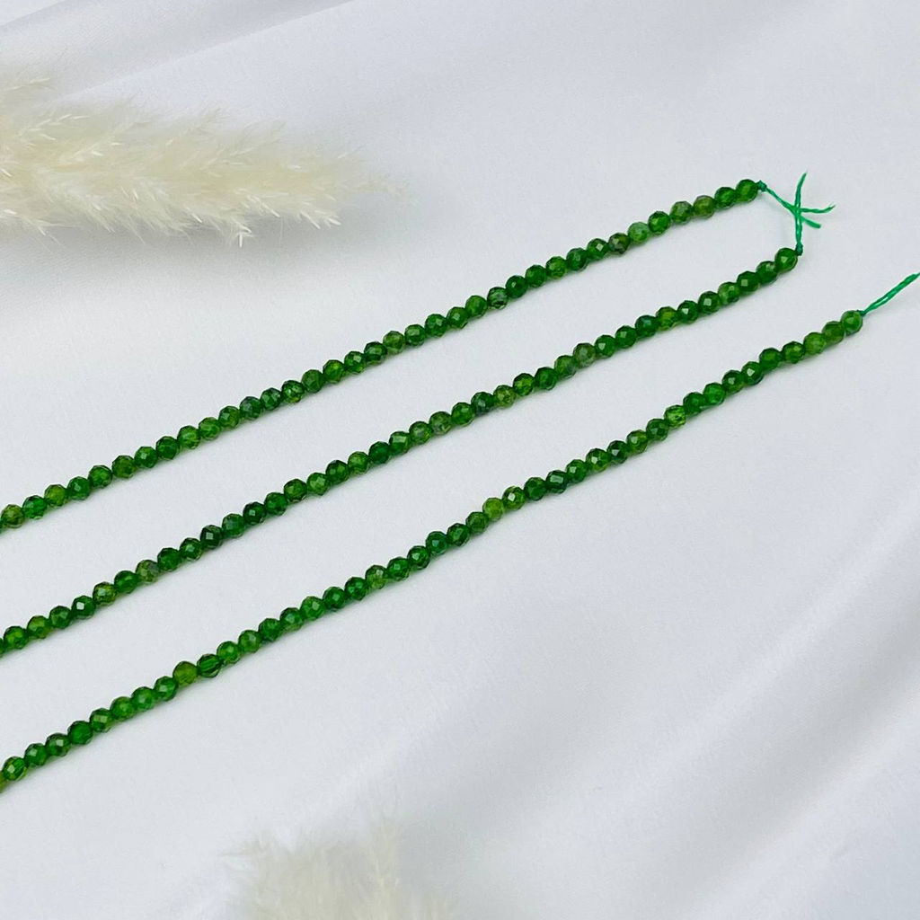 Бусины для украшений из Хромдиопсида (110 бусин)