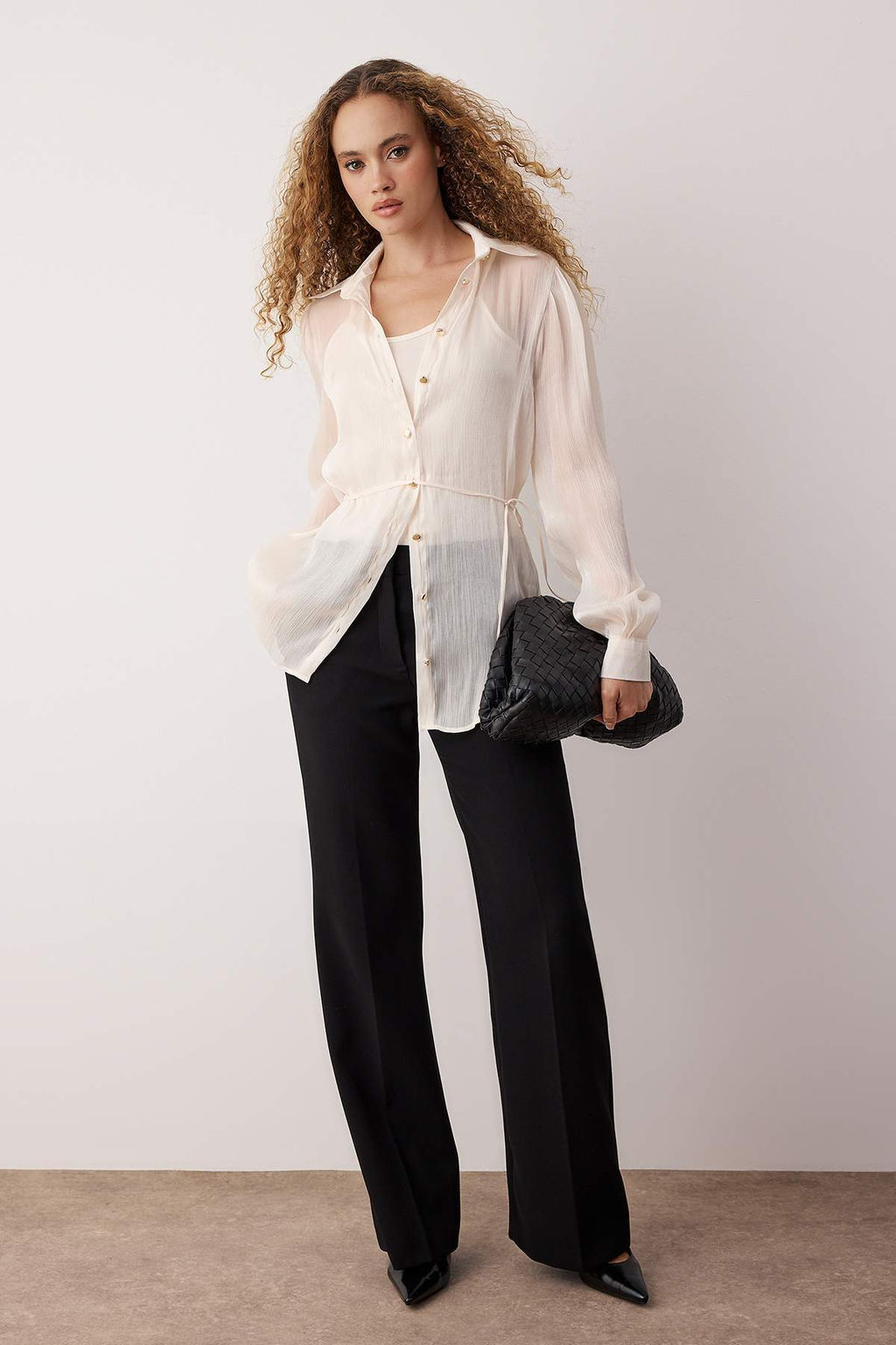 Beyaz Parlak Kumas Ici Atletli Gomlek TWOAW26GO00109 - Trendyolmilla фото 2