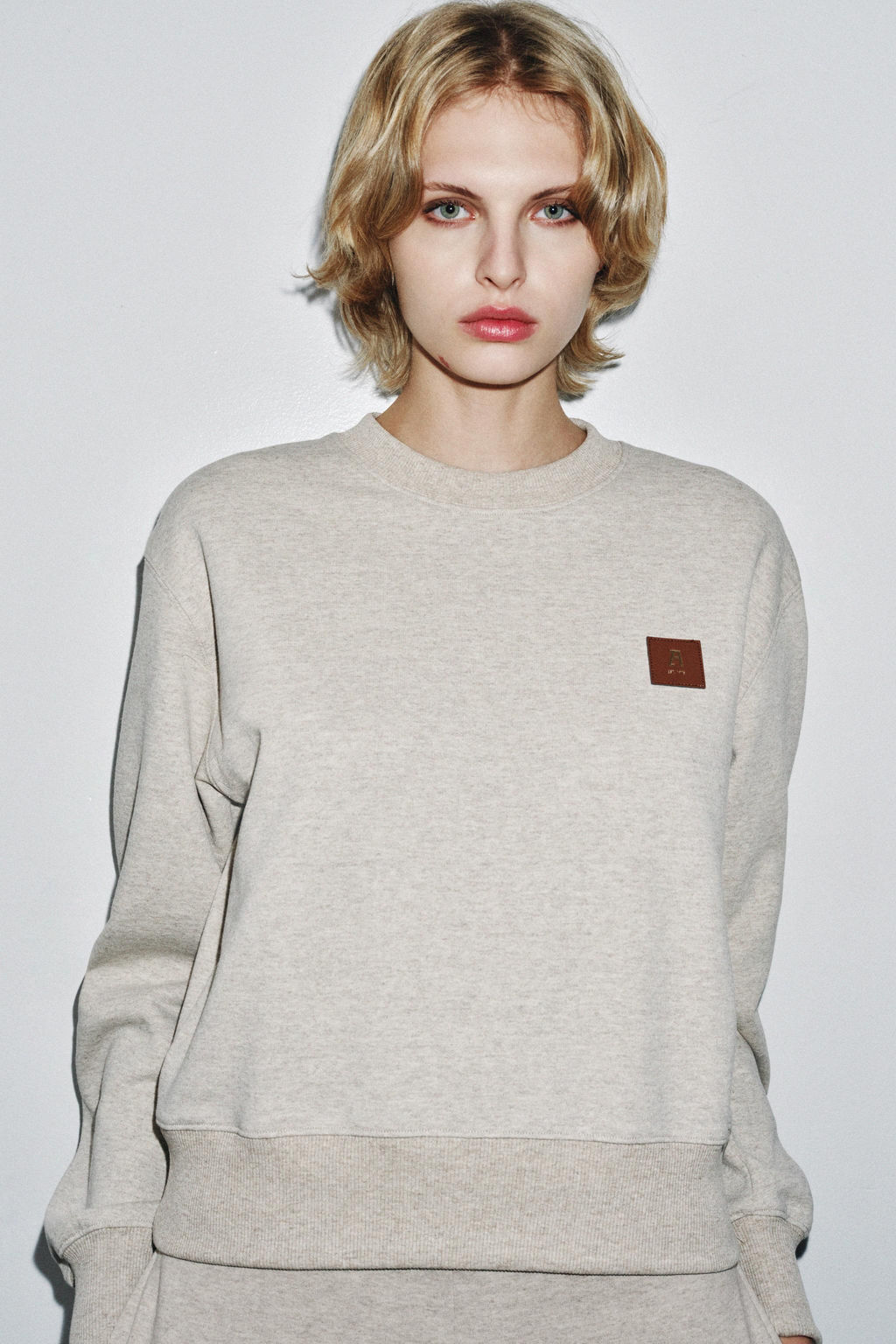 SWEATSHIRT WITH LABEL DETAIL ON THE FRONT