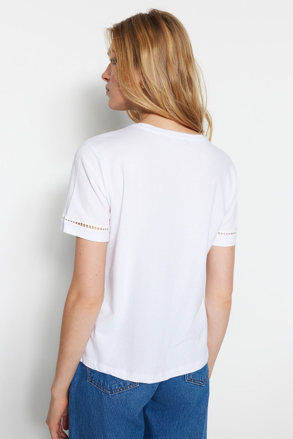 TRENDYOLMILLA Beyaz %100 Pamuk Isleme Detayl? Basic Bisiklet Yaka Orme T-Shirt TWOSS23TS00012 фото 5