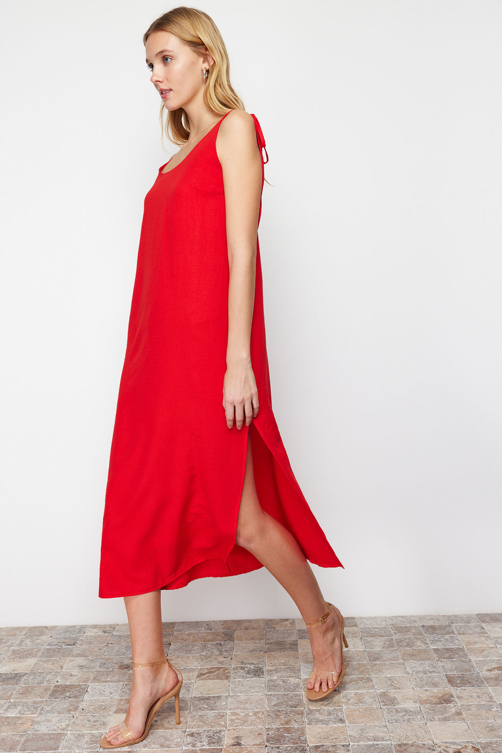 K?rm?z? Duz Kesim Y?rtmacl? Ask?l? Midi Dokuma Elbise TWOSS23EL00413