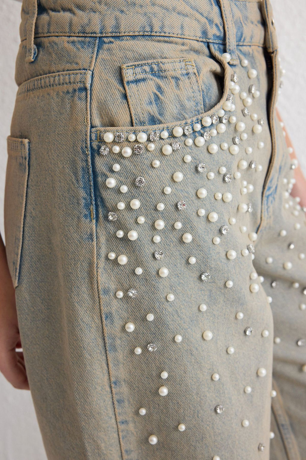TRENDYOLMILLA Mavi Inci Detayl? Tasl? Normal Bel Barrel Skater Jeans TWOSS25JE00028