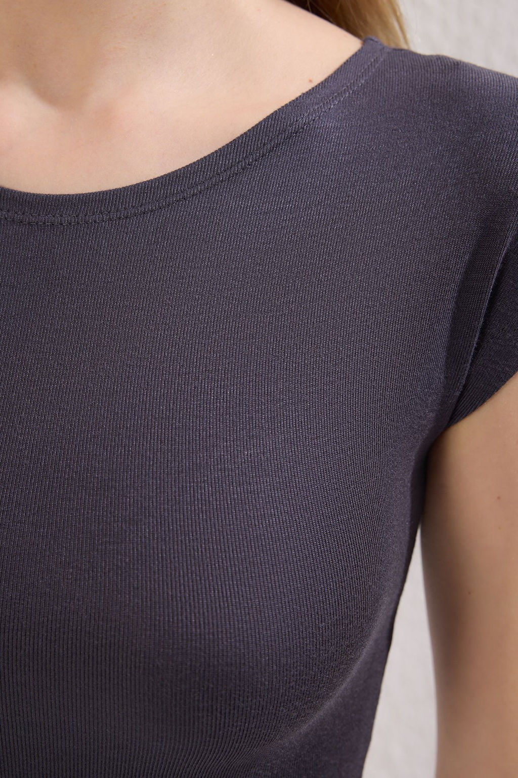 Antrasit Bisiklet Yaka Ay Kol Fitted/Vucuda Oturan Crop Orme Bluz TWOSS24BZ00446