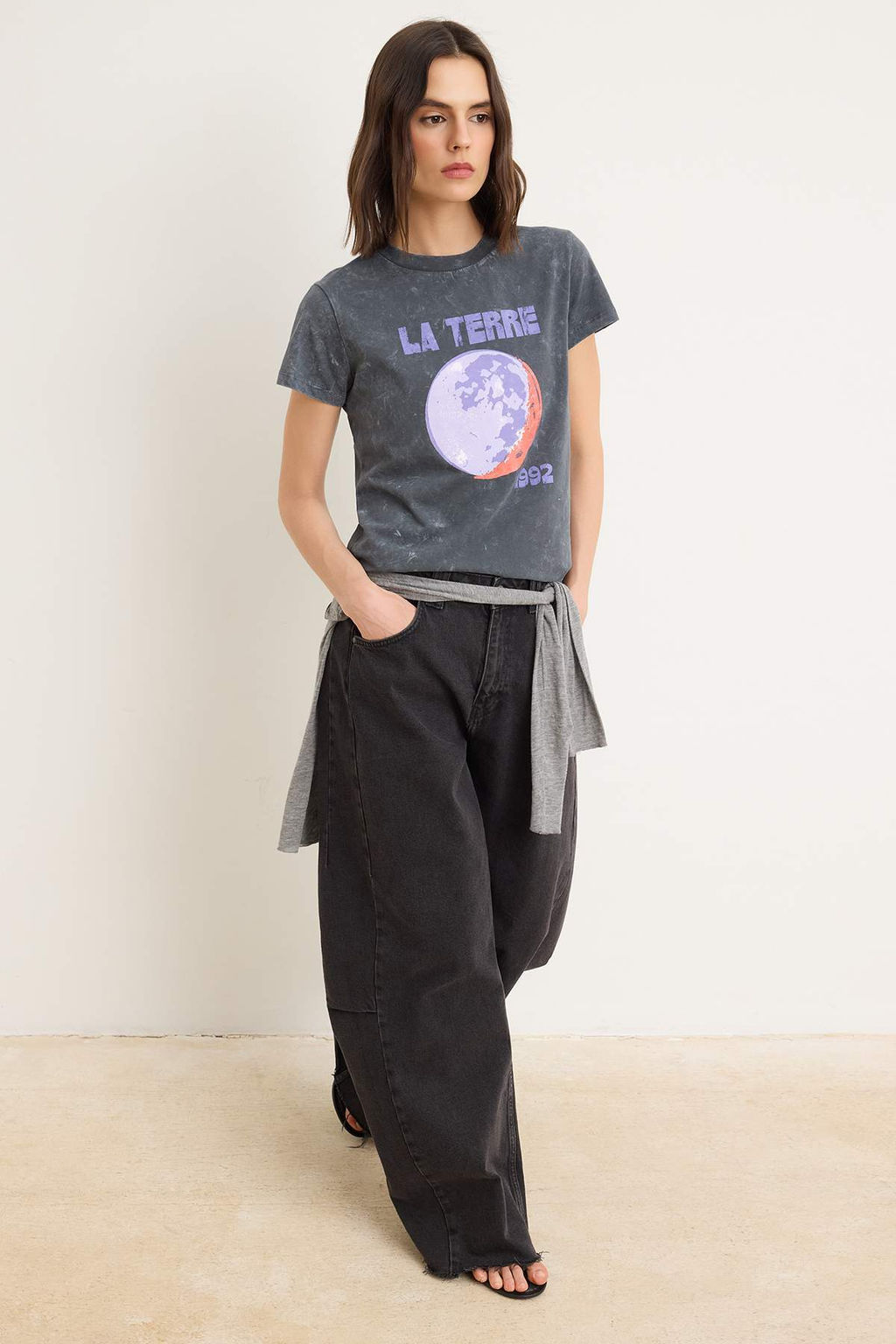 Gri Bask?l? Fitted Bisiklet Yaka K?sa Eskitme/Soluk Efektli %100 Pamuk Orme T-Shirt TWOSS26TS00194 - Trendyolmilla фото 2