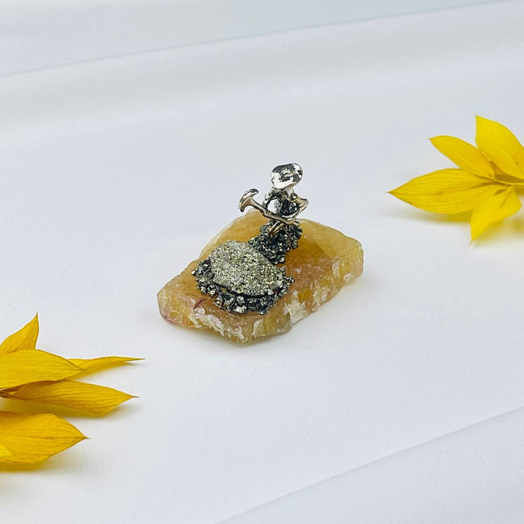 Фигурка Старатель на Флюорите с Пиритом
