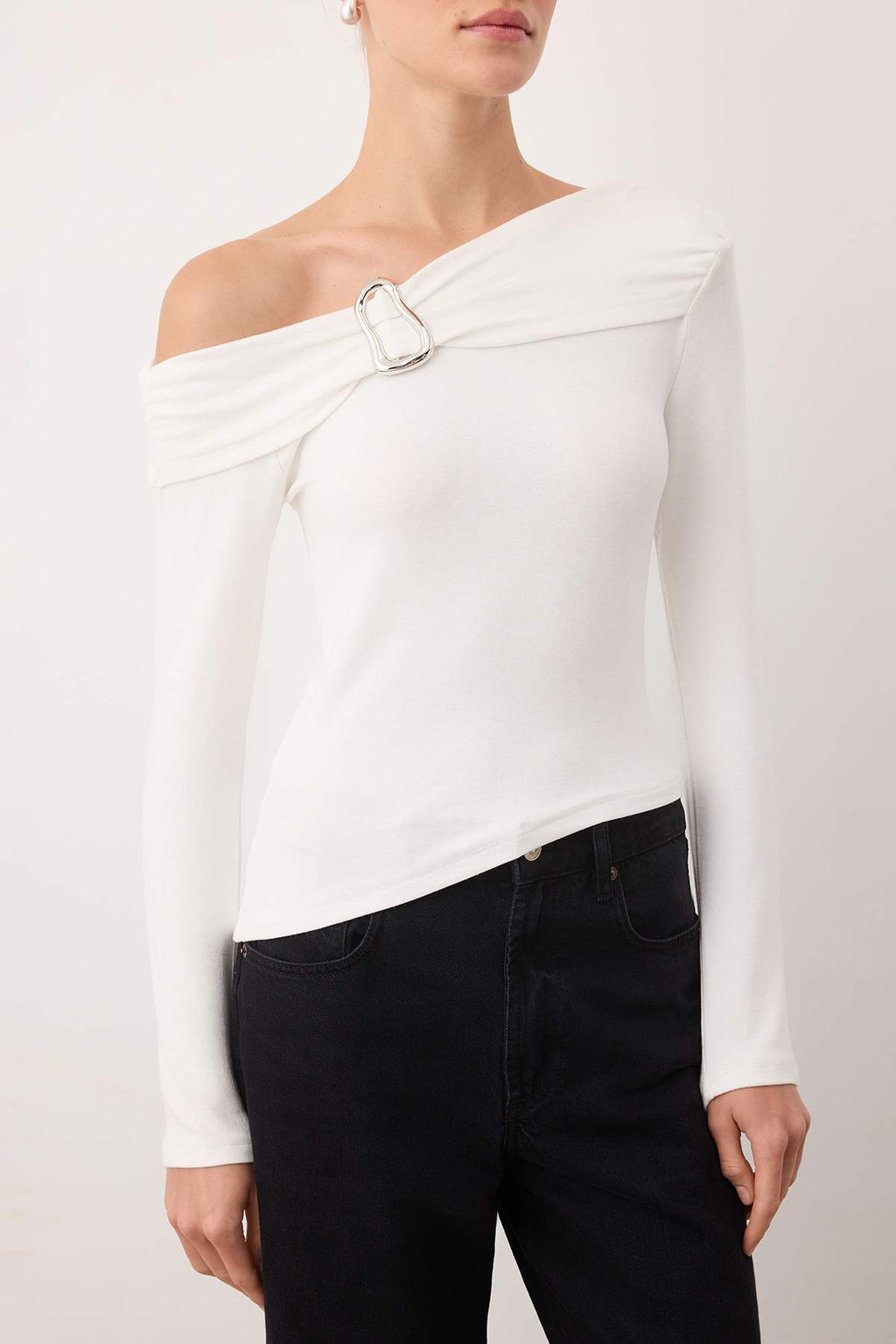 Ekru Asimetrik Yaka Aksesuar Detayl? Fitted Ac?k Omuzlu Orme Bluz TWOAW26BZ00121