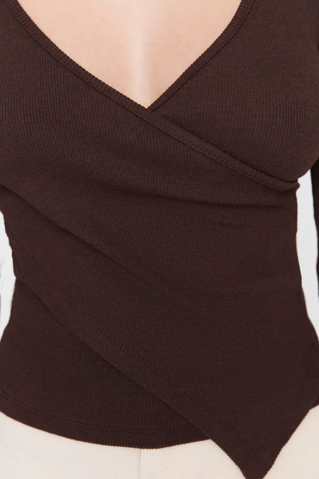 Koyu Kahverengi Fitted/Vucuda Oturan Kruvaze Yaka Uzun Kol Fitilli Esnek Orme Bluz TWOAW21BZ1274