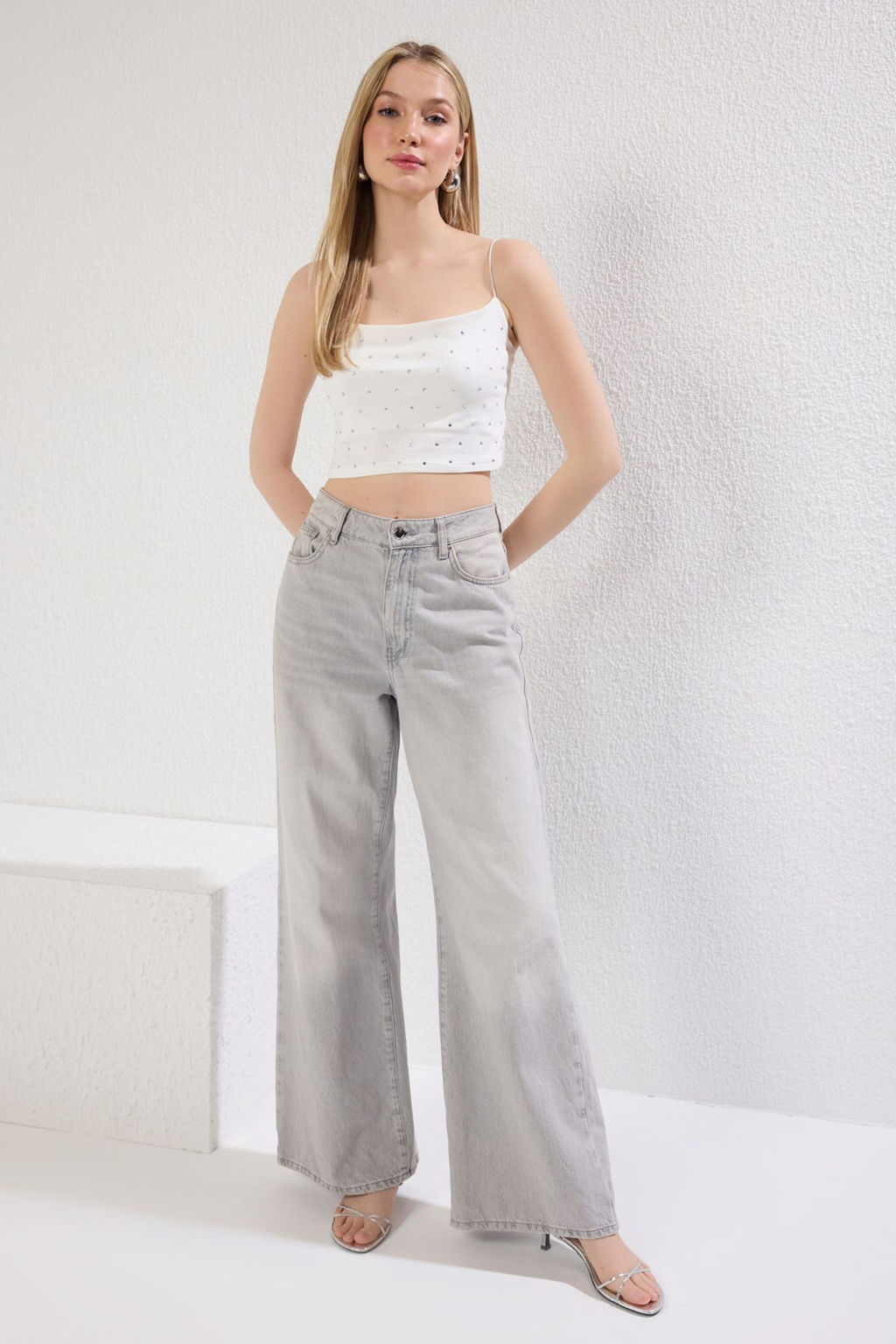Beyaz Tasl? Spagetti Ask?l? Fitted/Vucuda Oturan Crop Esnek Orme Atlet TWOSS20AL0006