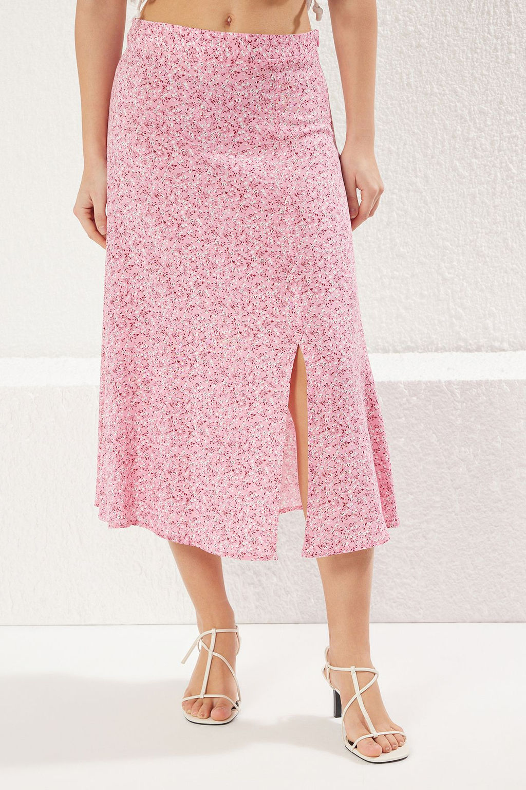 Ac?k Pembe Y?rtmac Detayl? Cicek Desenli Viskon Kumasl? Midi Dokuma Etek TWOSS20ET0230