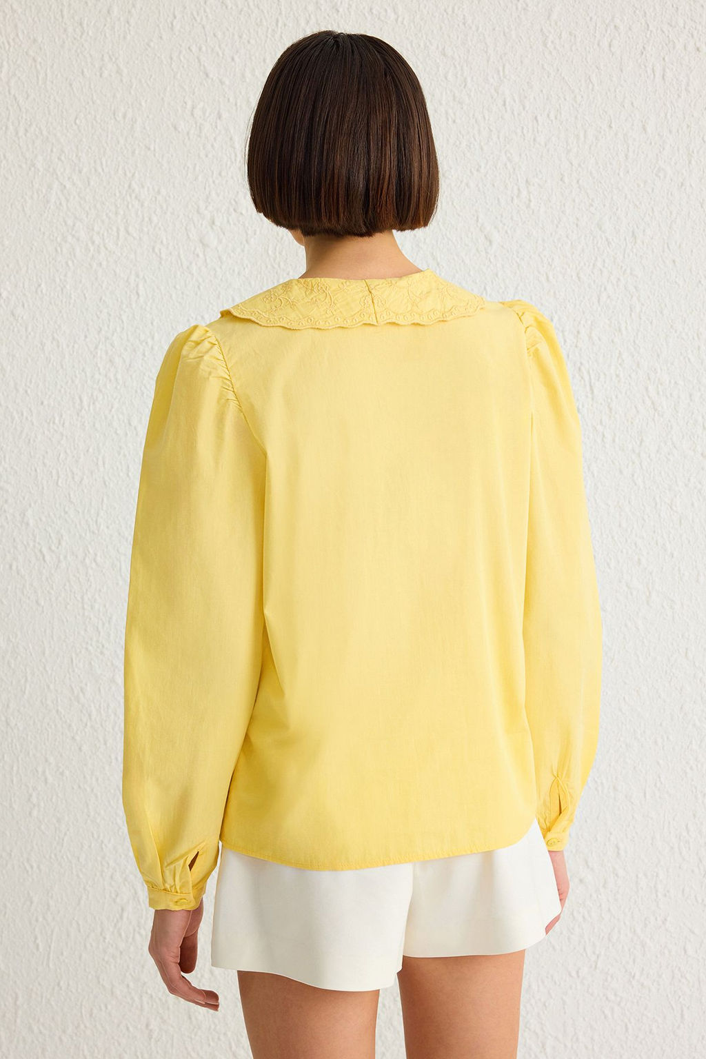 TRENDYOLMILLA Beyaz Yakas? Islemeli Nak?s Detayl? Regular Normal Kal?p Pamuklu Dokuma Gomlek TWOAW21GO0005  фото 5