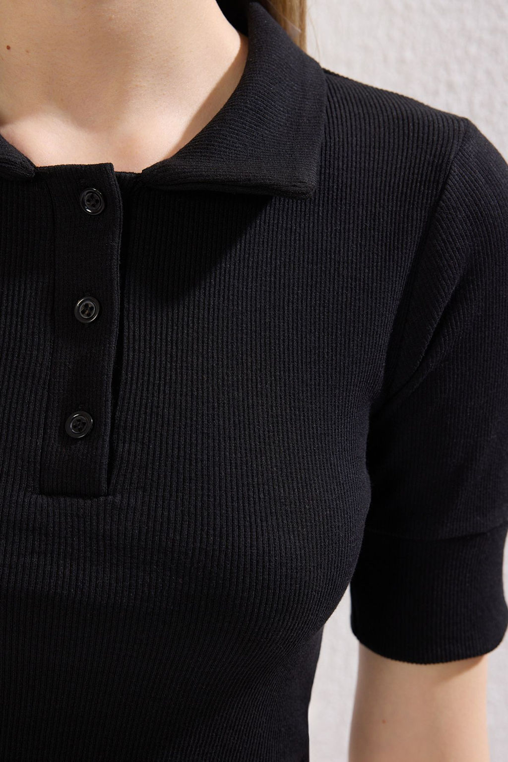 Trendyolmilla Siyah Polo Yaka Crop Fitilli Esnek Orme Bluz TWOSS25BZ00290  фото 7