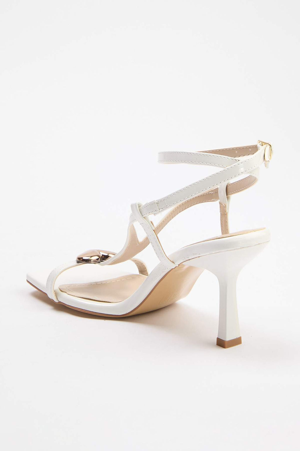 Trendyolmilla Shoes Siyah Alt?n Kalp Aksesuar Detayl? Rugan Kad?n Ince Topuklu Sandalet TAKSS25TO00094 фото 16