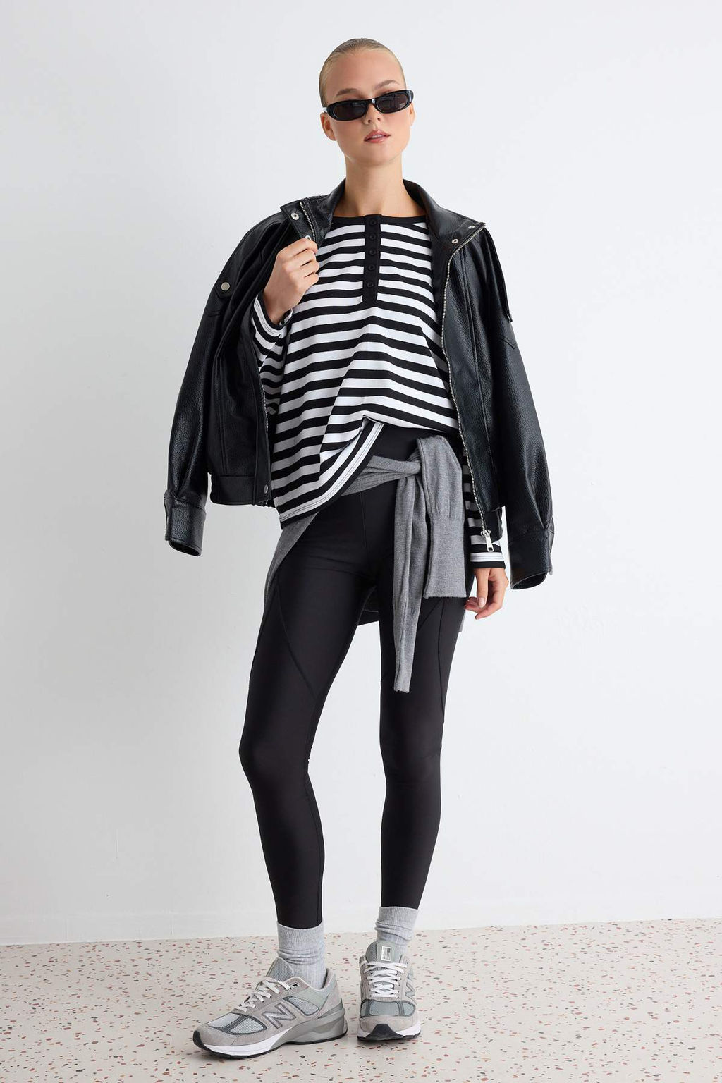 Siyah-Ekru _izgili Oversize/Geni_ Kesim D__meli Bisiklet Yaka Pamuklu _rme T-Shirt TWOAW27TS00026 - Trendyolmilla фото 2