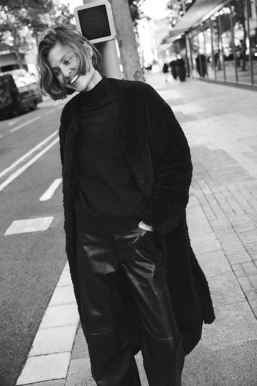 Abrigo efecto pelo con cinturon de anudar - H&m фото 3