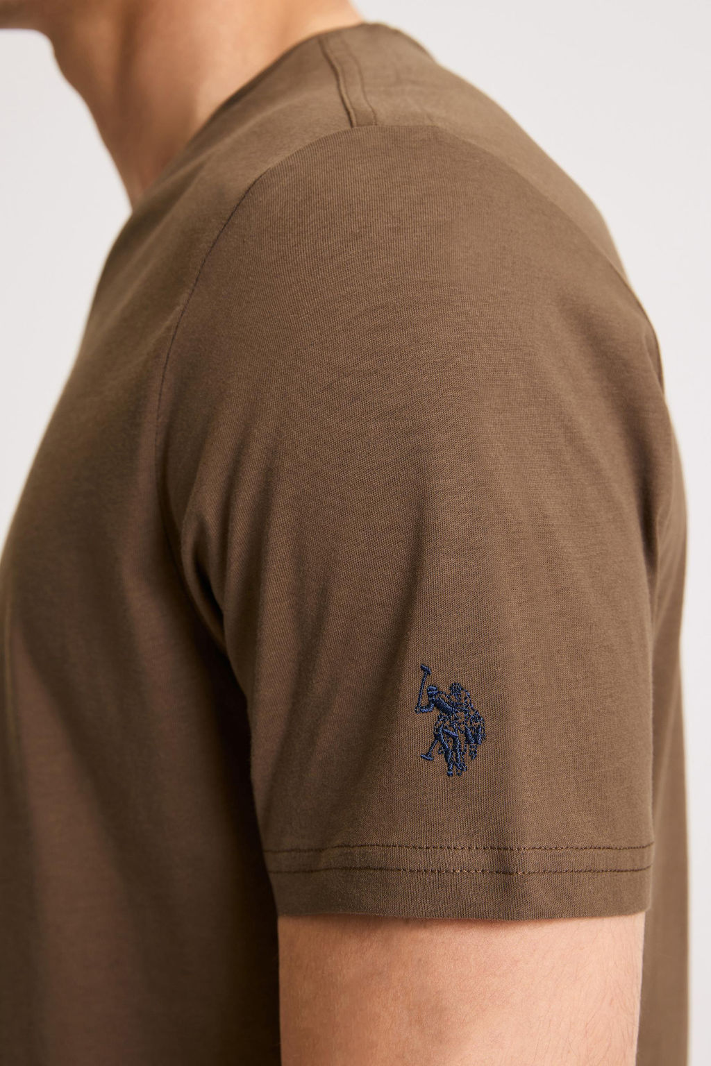 Erkek Regular Fit V Yaka Kahverengi Basic Ti__rt