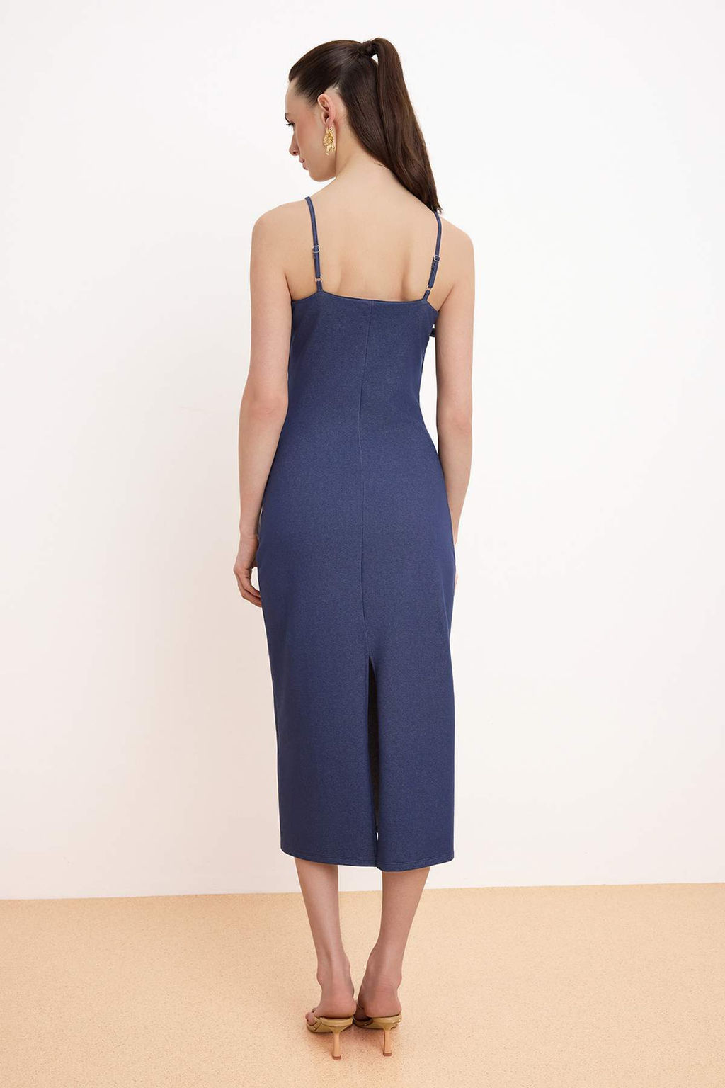 Indigo Bodycon Kare Yaka Kolsuz Aksesuar Detayl? 2 iplik penye Orme Elbise TWOSS26EL00376 - Trendyolmilla фото 4