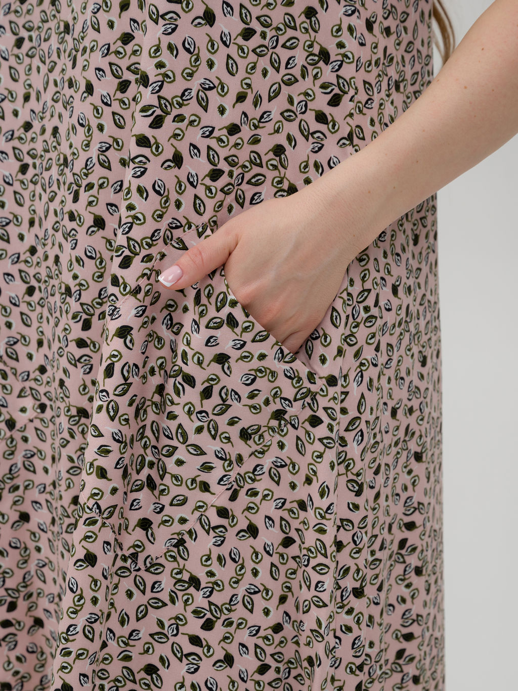 Легкое струящееся платье с карманами пудровый - Odis фото 9