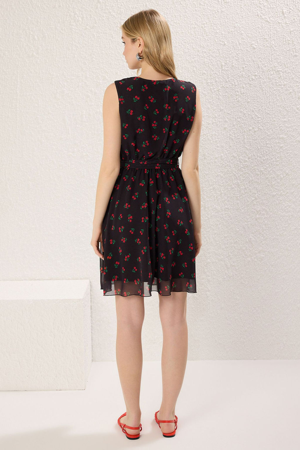 TRENDYOLMILLA Siyah Etegi Volanl? Nak?sl? Kruvaze Yaka Sifon Astarl? Mini Dokuma Elbise TWOSS24EL00633
