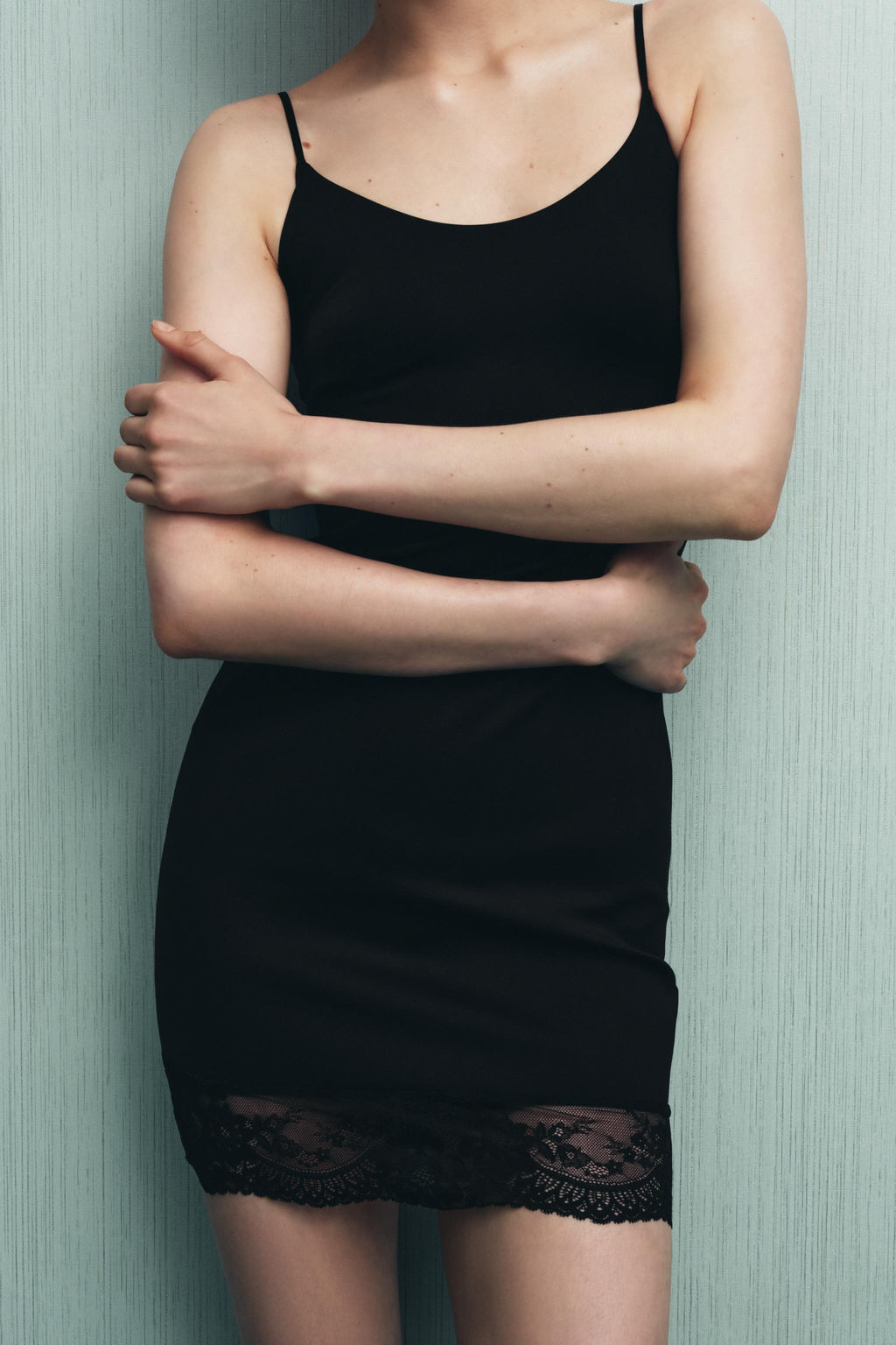 VESTIDO CORTO MEZCLA POLIAMIDA ENCAJE / Negro - Zara фото 4