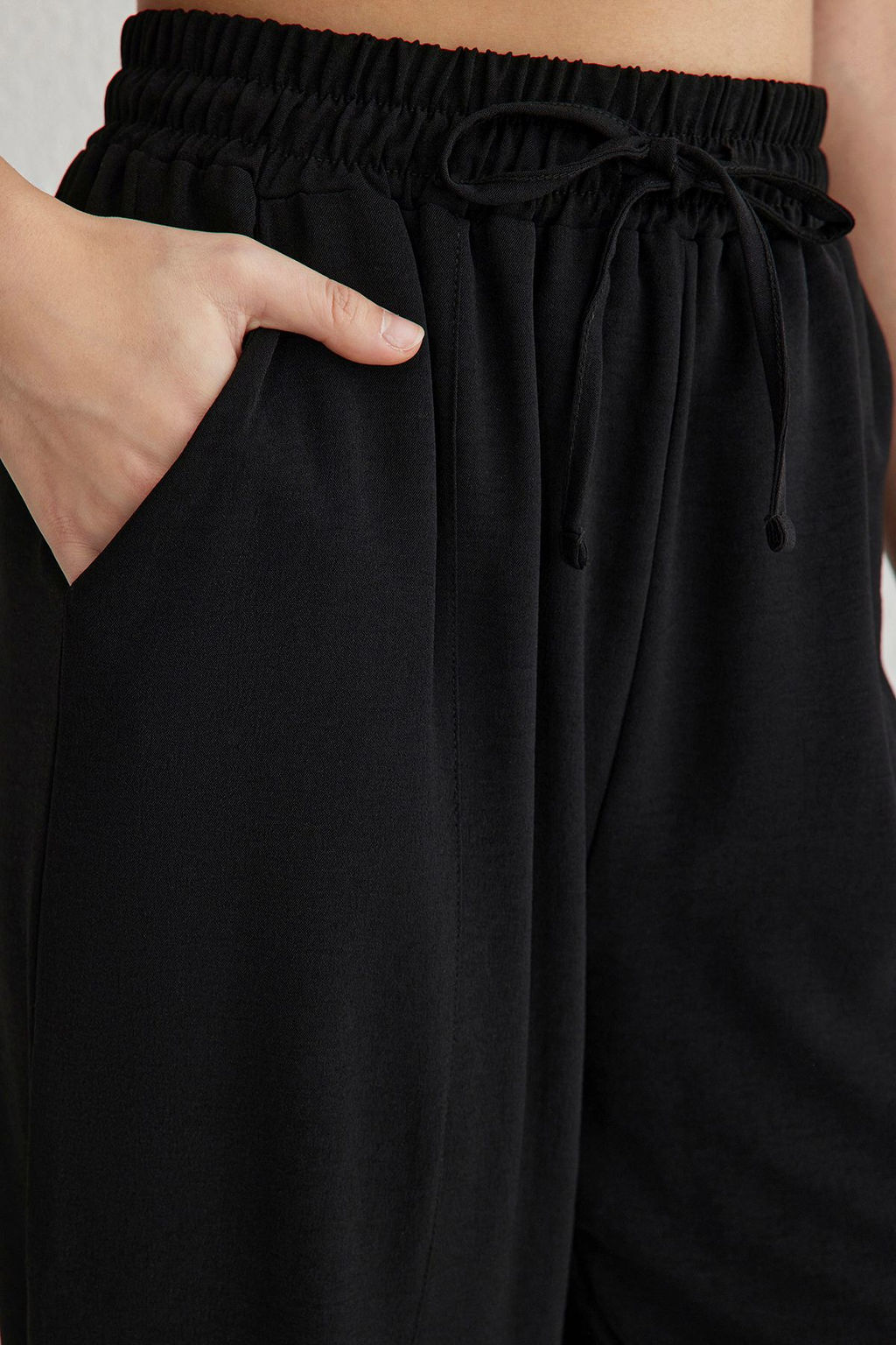 TRENDYOLMILLA Siyah Beli Lastikli Harem/Salvar Rahat Kesim Dokuma Pantolon TWOSS25PL00027