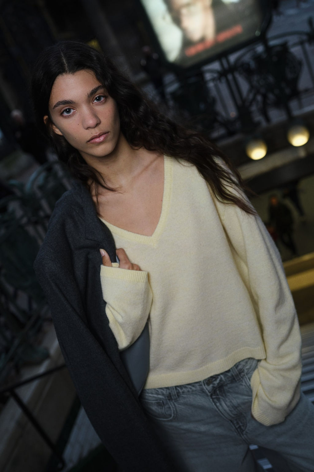 Jersey en punto fino con escote en V - H&m фото 2