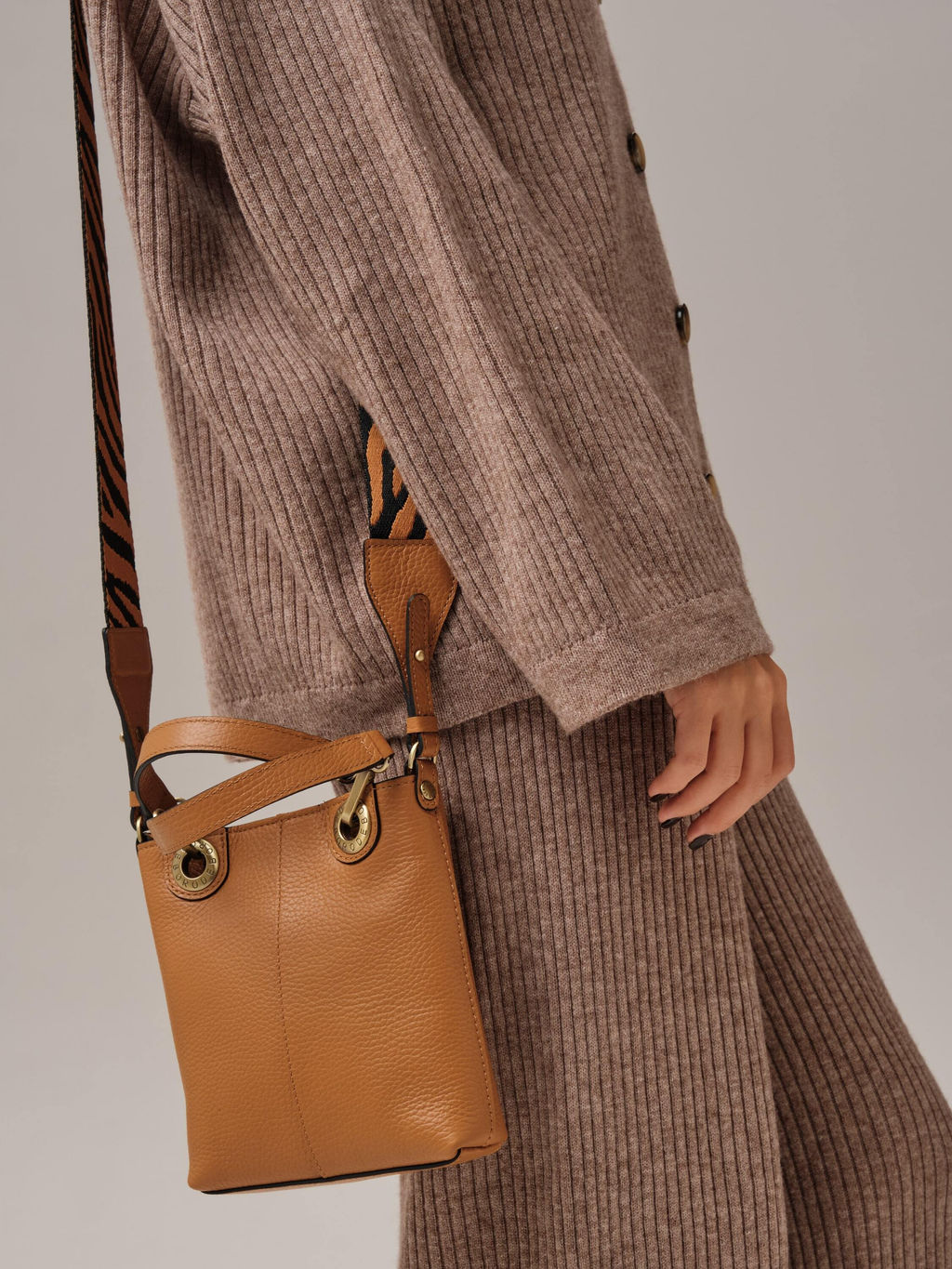 Сумка кожаная кросс-боди Deboro 30347 коричневый лист