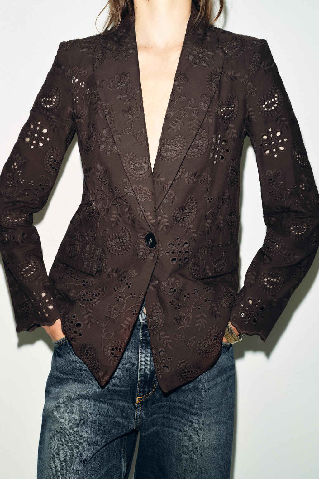BLAZER RECTA HOMBRERAS BORDADOS PERFORADOS / Marr?n - Zara фото 4