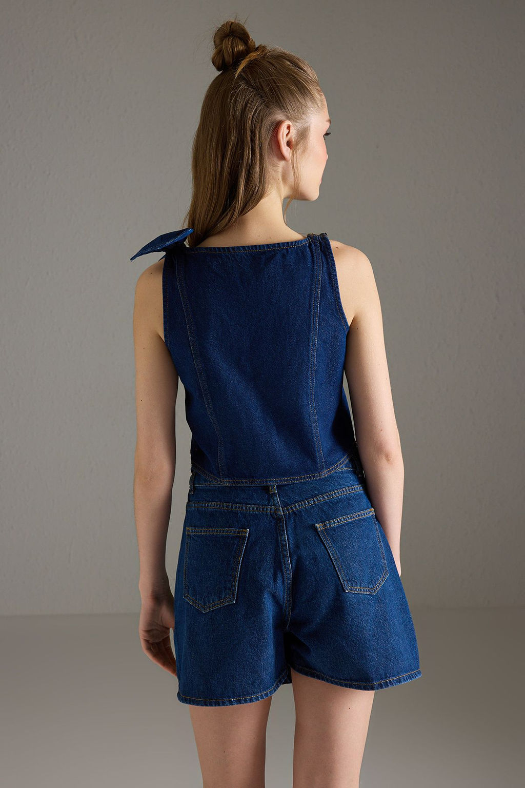 Trendyolmilla Koyu Mavi Kurdele/Fiyonk Detayl? Crop Denim Bluz TWOSS25BZ00476