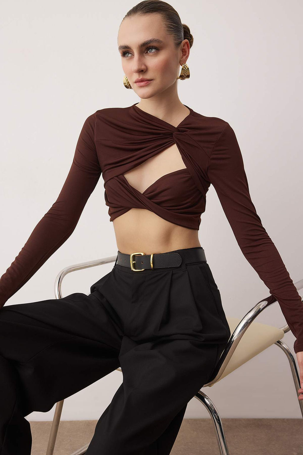 Trendyolmilla Siyah Crop Astarl? Pencere/Cut Out Detayl? Bluz TPRAW23BZ00030  фото 11