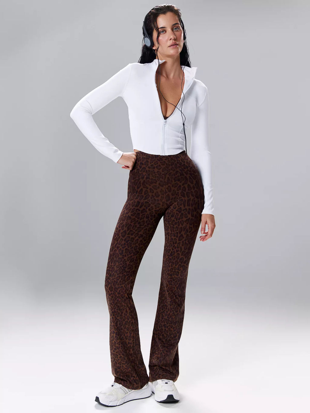 Спортивные брюки клеш LEO