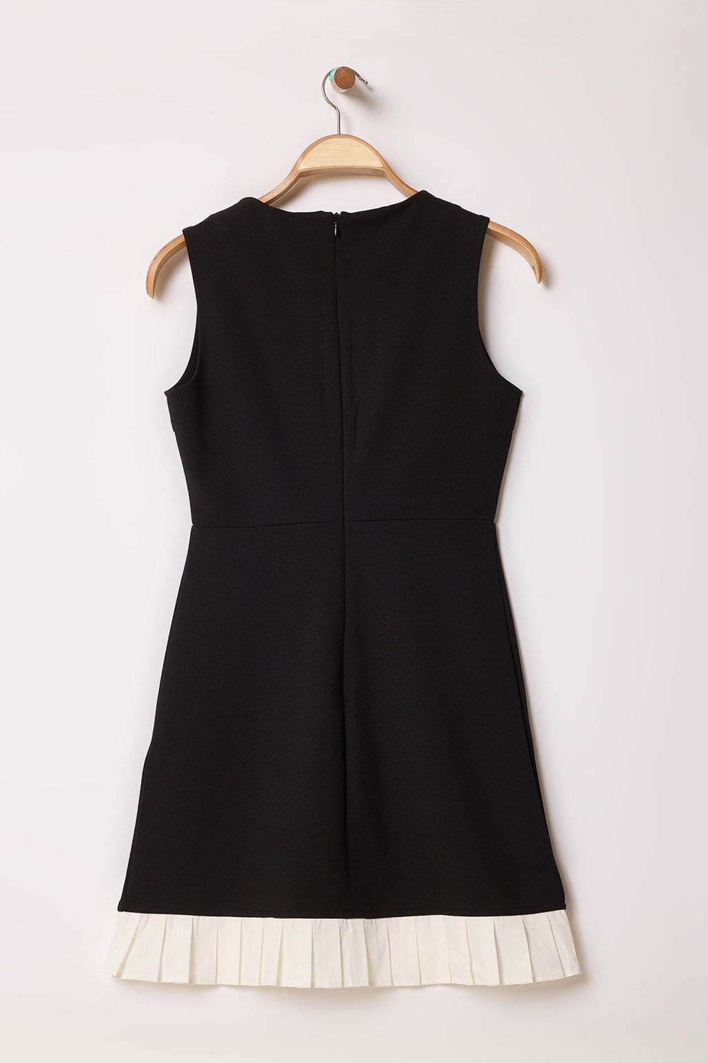 Siyah Etek Ucu F?rf?rl? S?f?r Kol Bisiklet Yaka Skater/Belden Ac?lan idi Orme Elbise TWOSS25EL00235