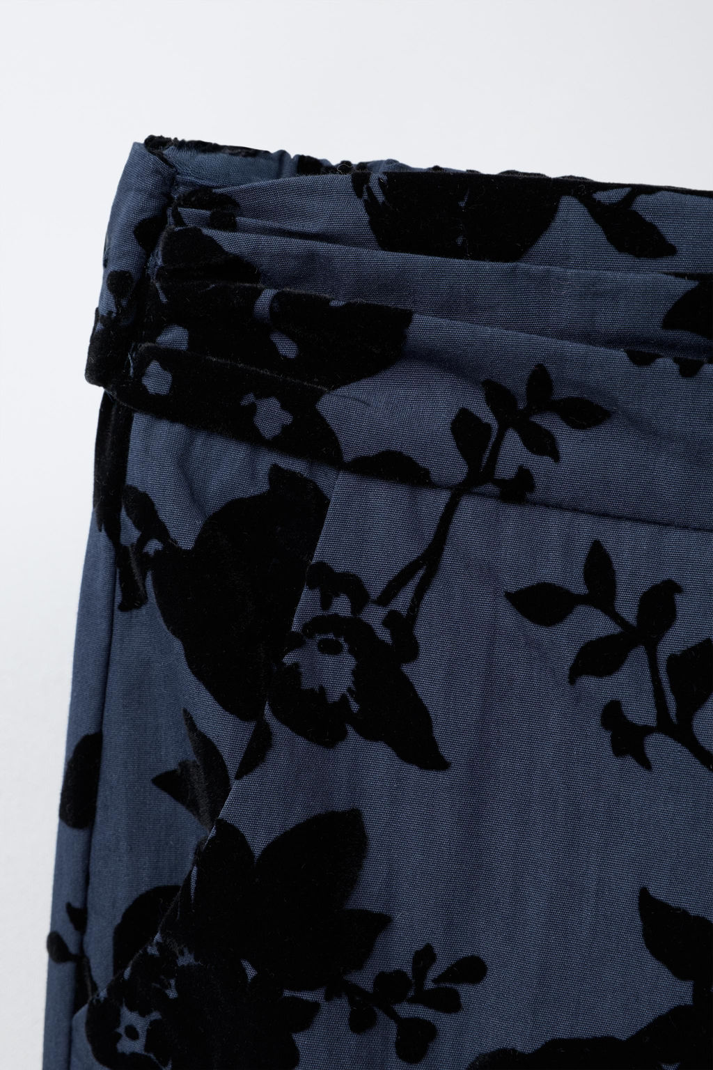 STRAIGHT-LEG TROUSERS WITH FLOCK FLORAL PRINT - Zara фото 3