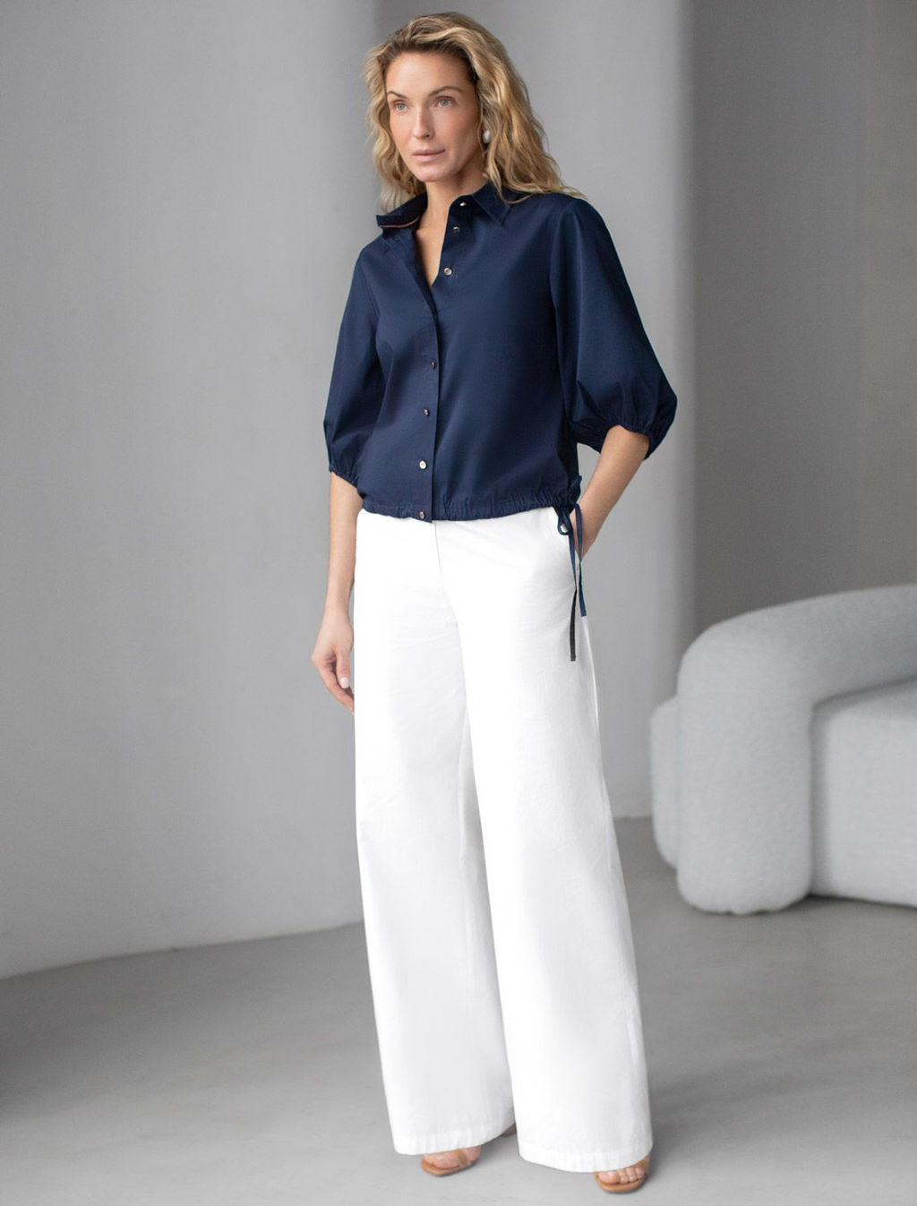 Блузка Vilatte укороченная с рукавами буфами из эластичного хлопка темно-синяя  фото 5