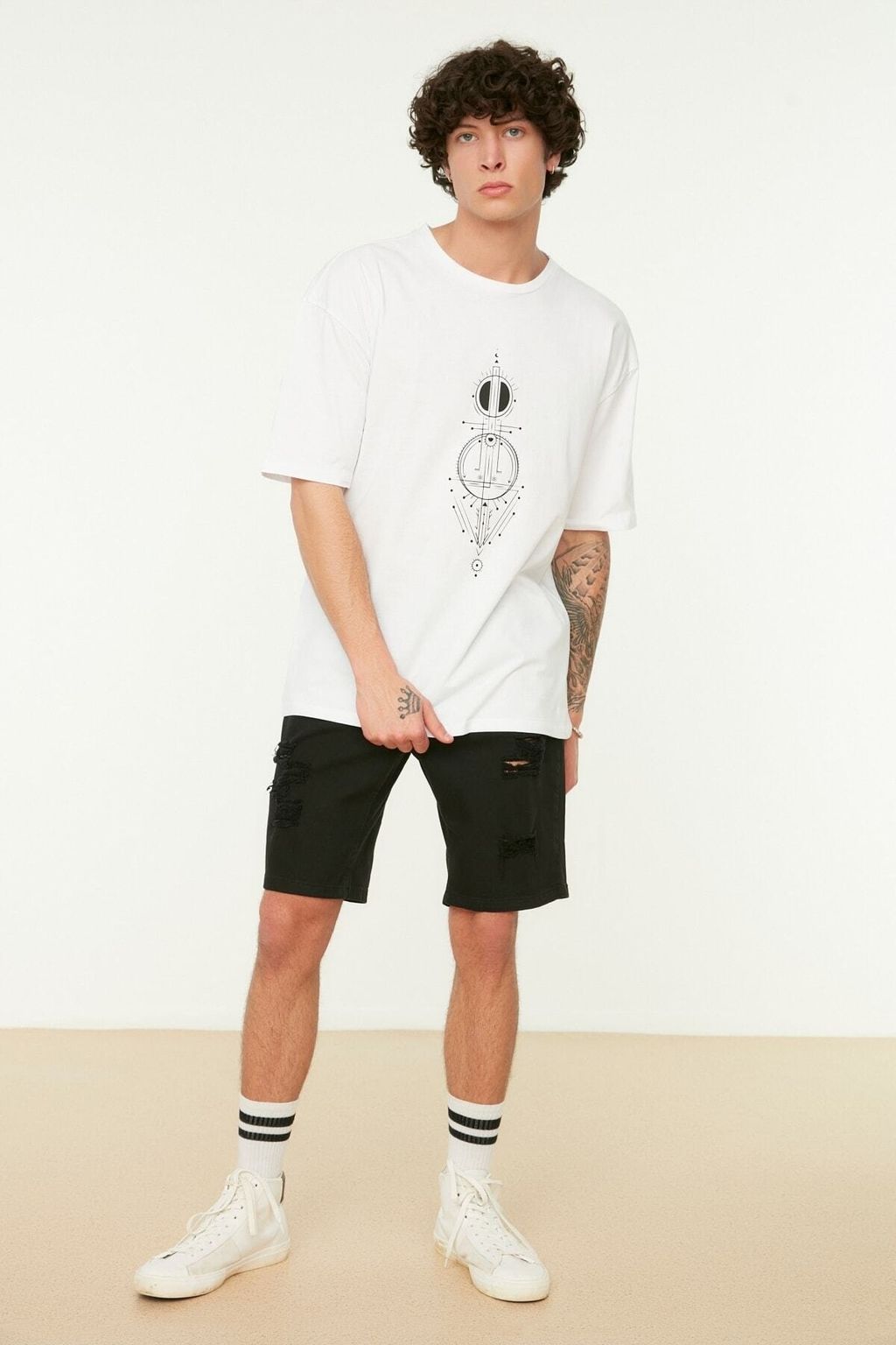 Siyah Oversize/Genis Kesim Geometrik Bask?l? %100 K?sa Kol T-Shirt TMNSS22TS0155