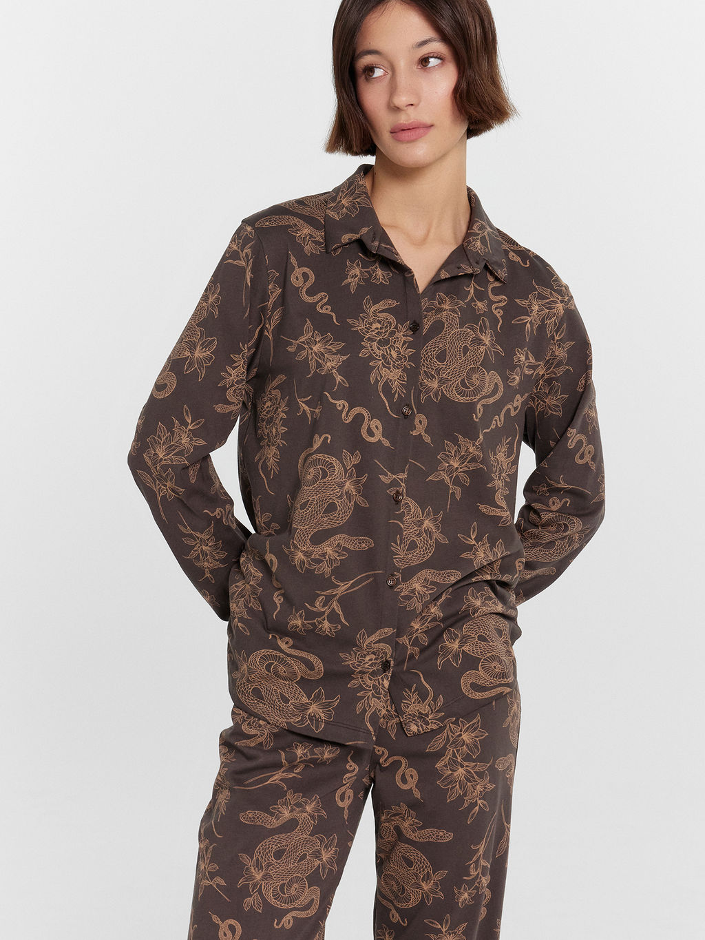 Пижама женская коричневая с принтом Змеи - Mark formelle фото 7