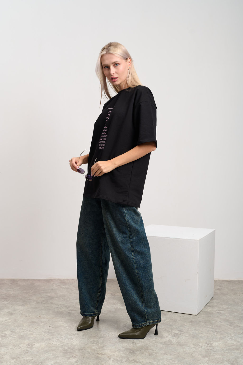 Футболка женская оверсайз черный "Зачеркнутые города"