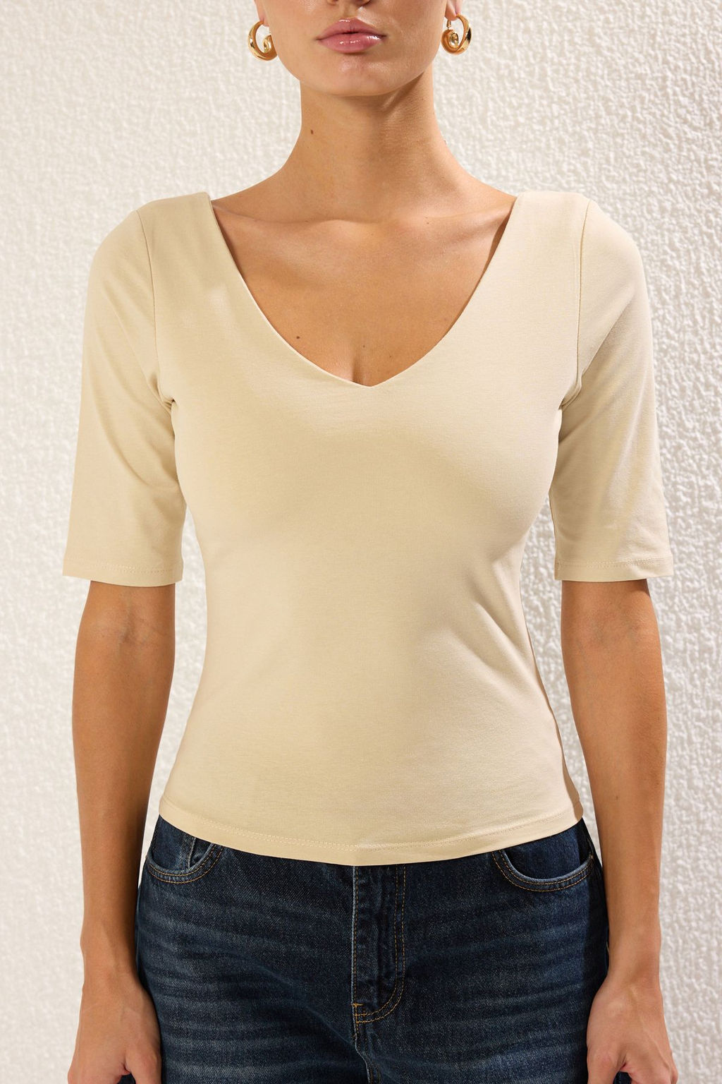 Trendyolmilla Tas Fitted/Vucuda Oturan V Yaka S?rt Dekolteli Esnek Orme Bluz TWOSS25BZ00083 фото 12